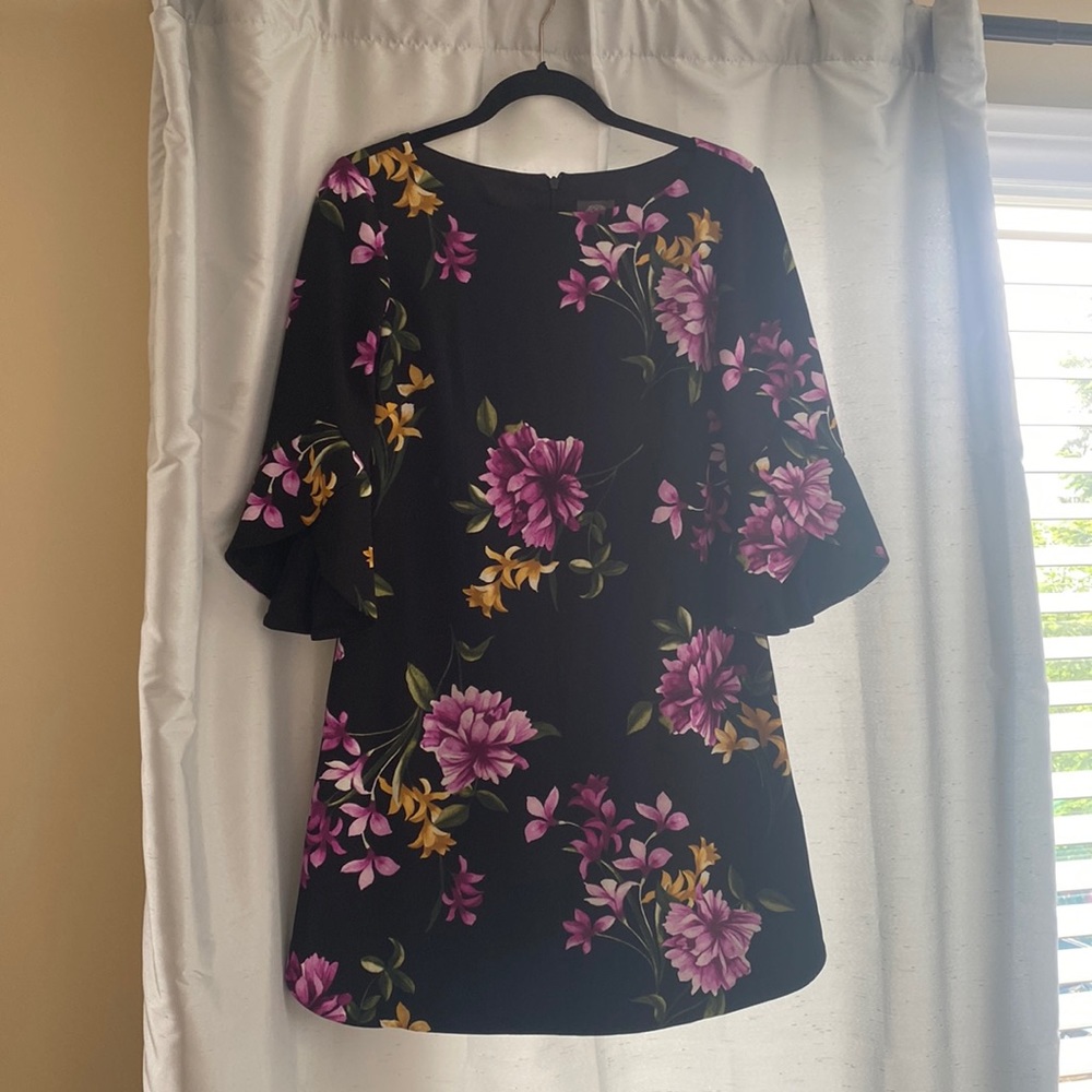 NWOT Vince Camuto Black Floral Bell Sleeve Dress, size 6